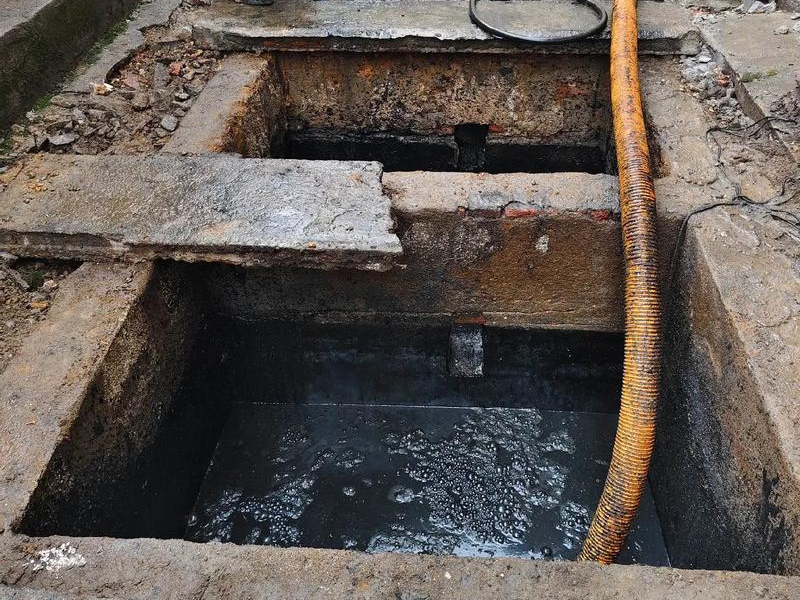 大行宫清理化粪池